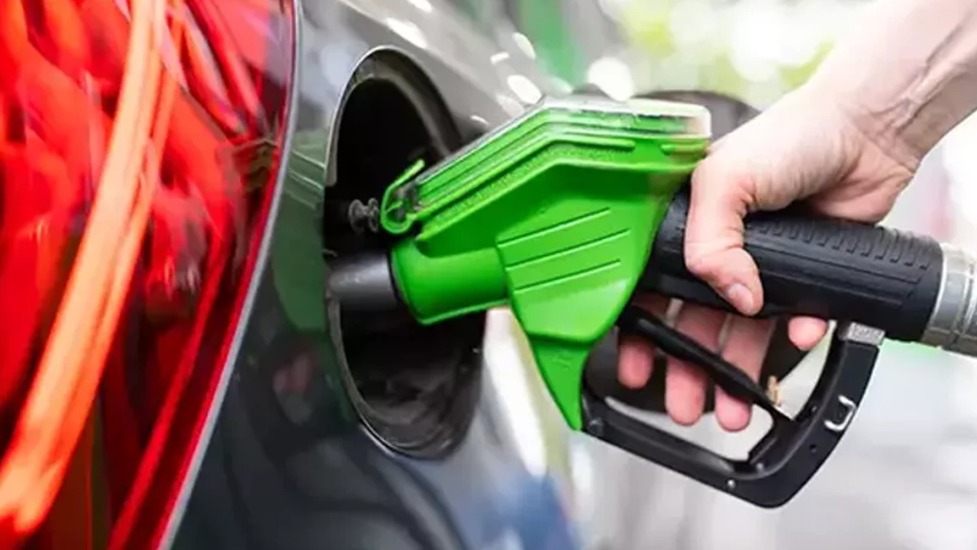 Akaryakıt fiyatlarına bu geceden itibaren yeni indirim geliyor